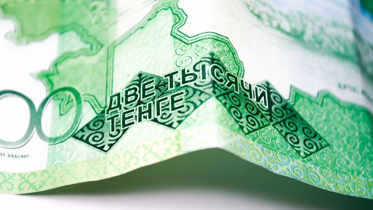 Казахстанцы увязли в долгах: почти каждый второй отдаёт на кредиты больше половины дохода