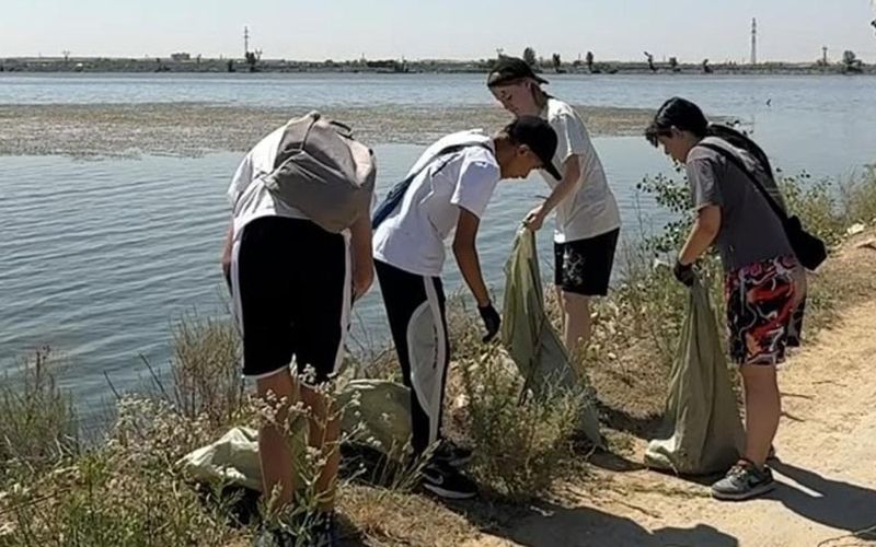 Молодёжь Сарани очистила берег водохранилища в рамках акции "Таза Қазақстан"