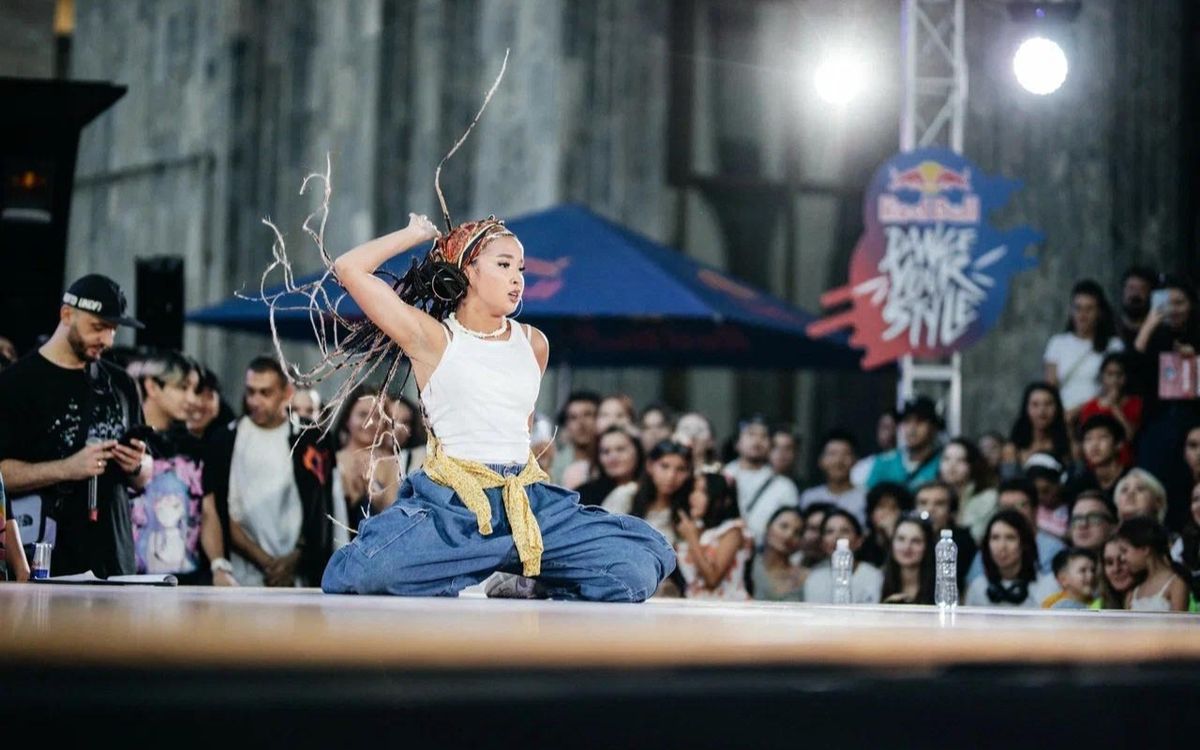 Участница баттла на сцене во время Red Bull Dance Your Style