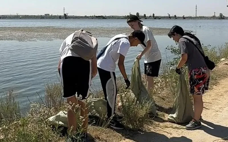Молодёжь Сарани во время экоакции "Таза Қазақстан"