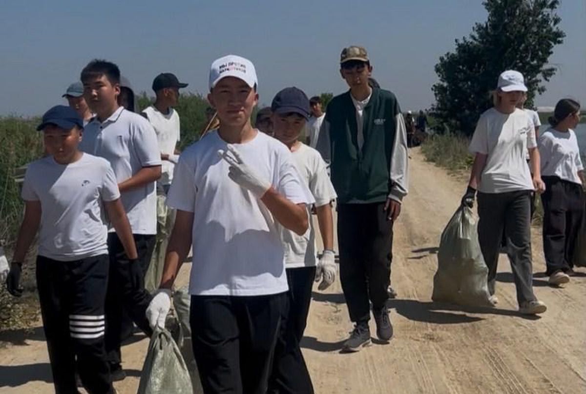Волонтёры во время уборки береговой зоны водохранилища