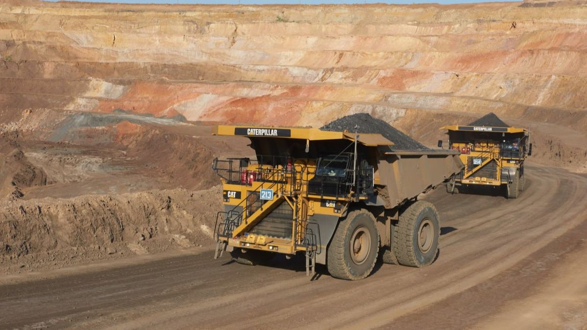 Самосвал Caterpillar