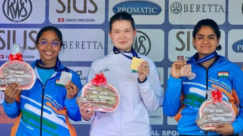 Асылым Жакия (в центре) с золотой медалью чемпионата мира