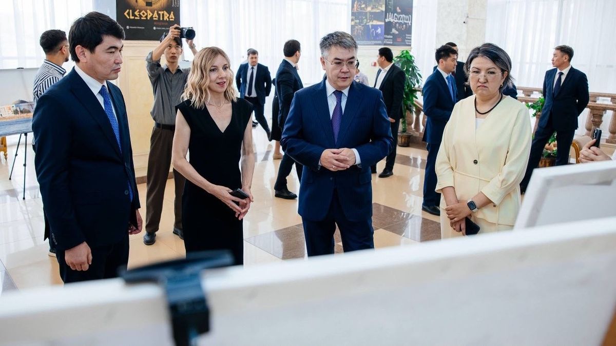 Аким Атырауской области Серик Шапкенов на выставке