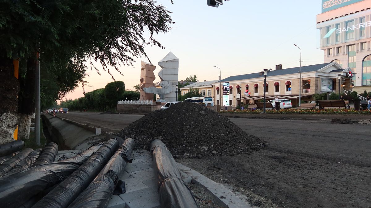 К перекопанным летом улицам горожане, наверное, уже привыкли 