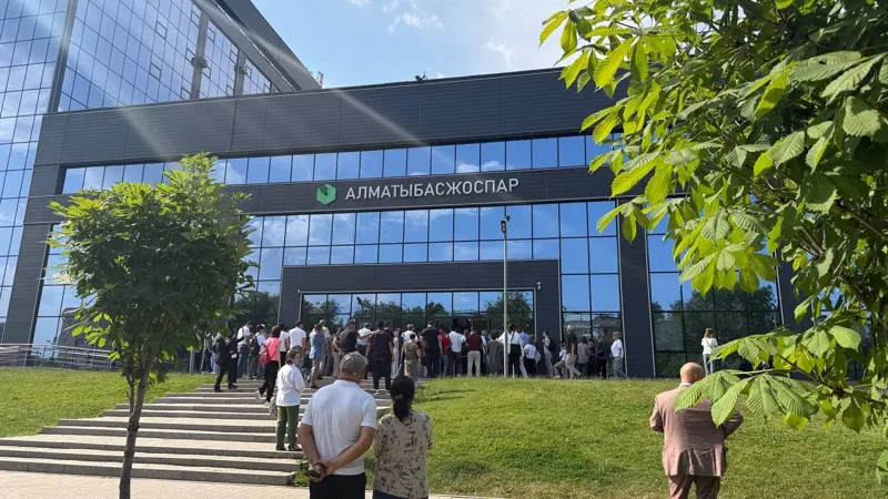 Люди перед зданием "Алматыгенплана" собрались задолго до начала слушаний