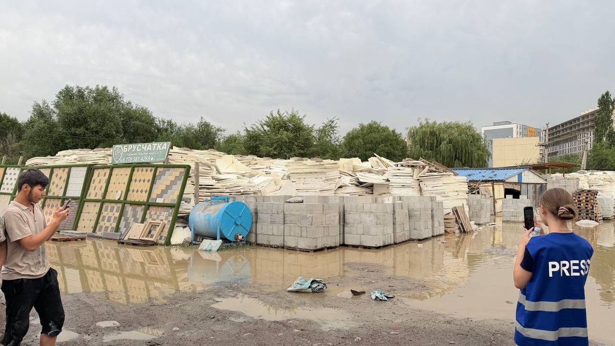 Наверняка хранение в воде не пойдёт на пользу строительным материалам