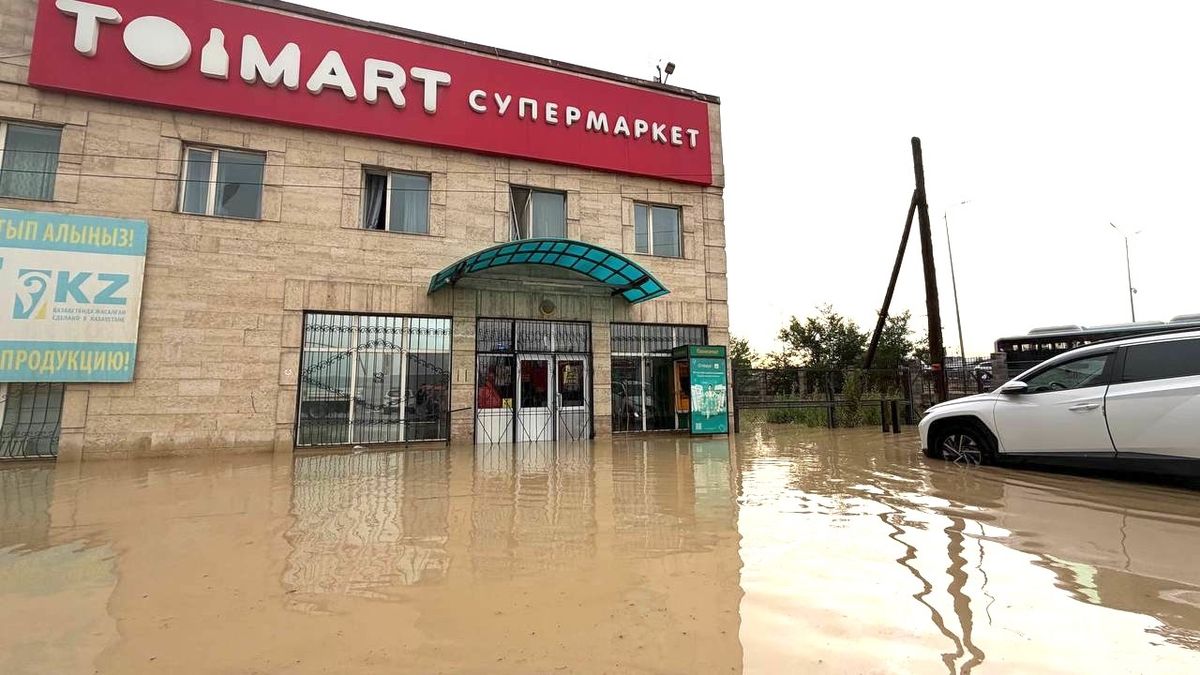 Река Аксай затопила магазин и склад в Алматы 