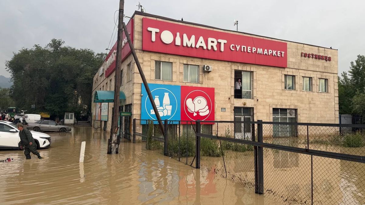 Обстановка у супермаркета
