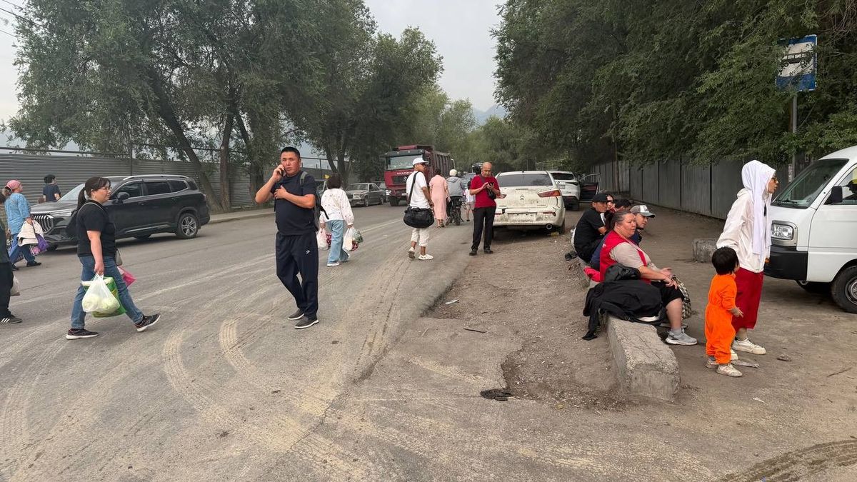 Люди у территории затопленного здания