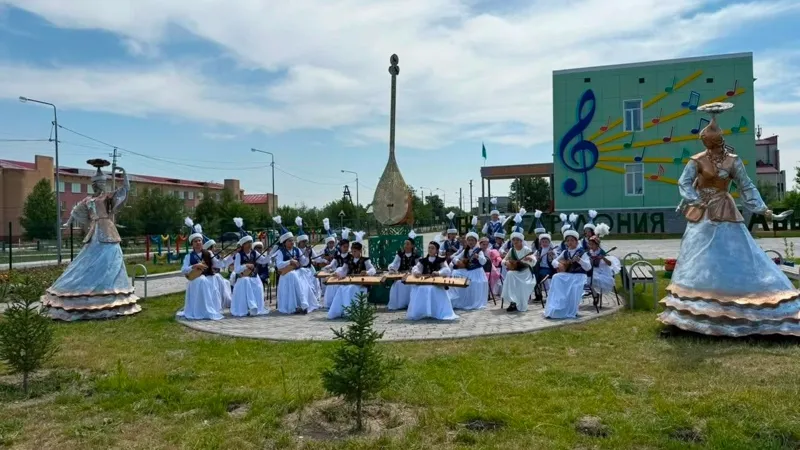 Памятник домбре