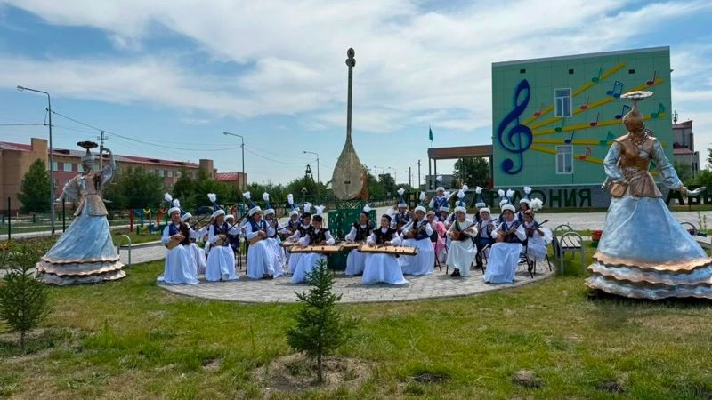 Памятник домбре