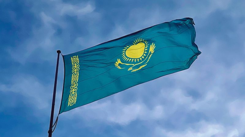 В Казахстане изменили правила размещения государственного флага