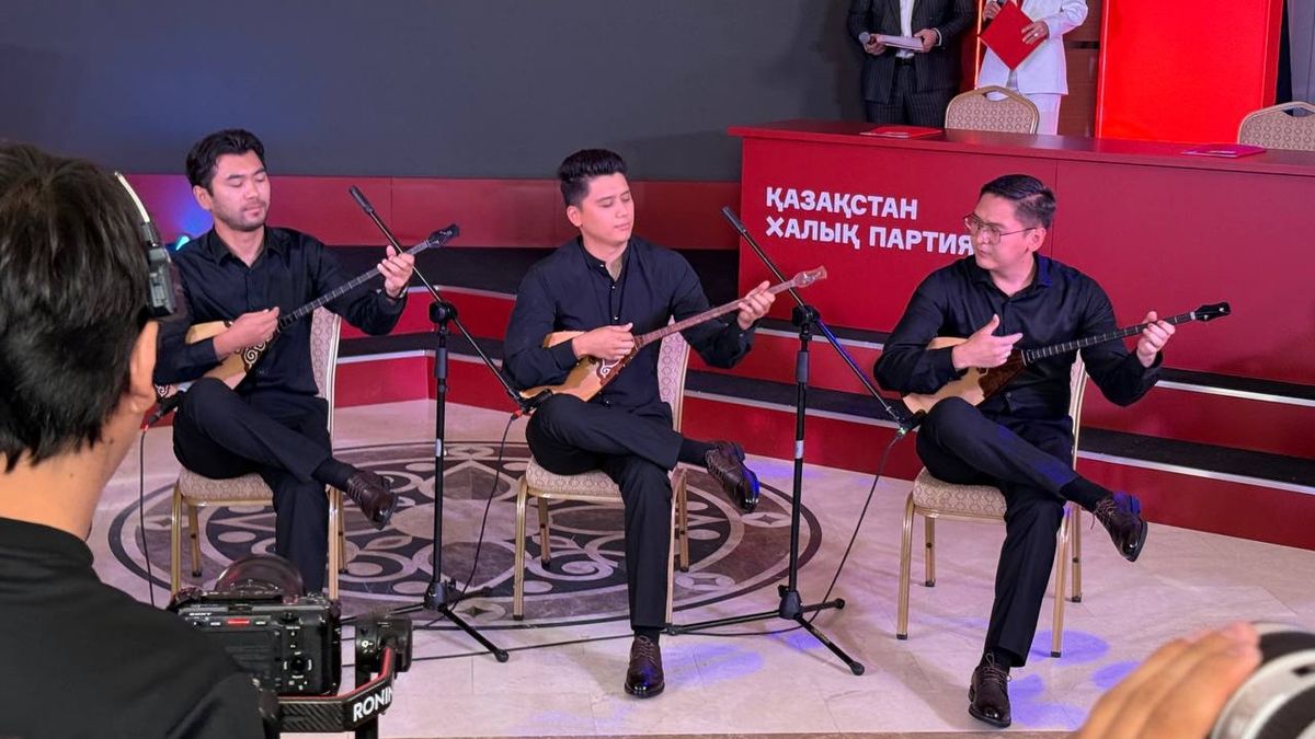 Музыканты исполняют кюй Музыканты исполняют кюй