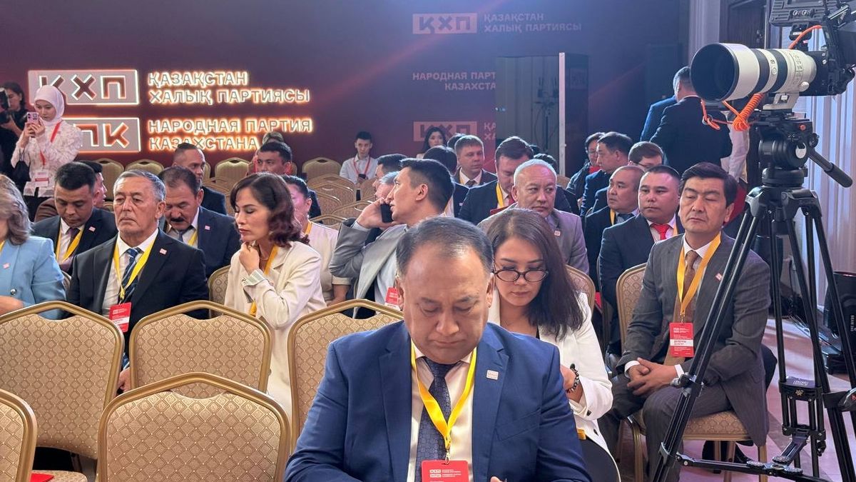 Делегаты. Зал выглядит как студия в каком-нибудь ток-шоу на ТВ. Делегаты. Зал выглядит как студия в каком-нибудь ток-шоу на ТВ.