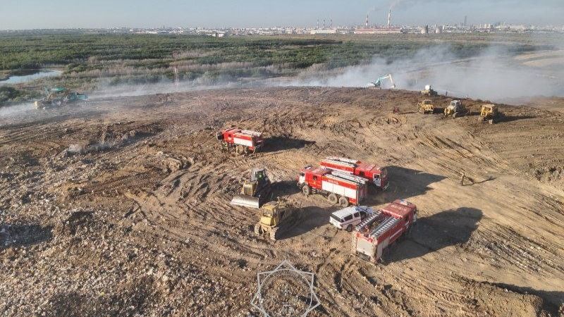 Третий день спасатели тушат пожар на полигоне ТБО в Астане