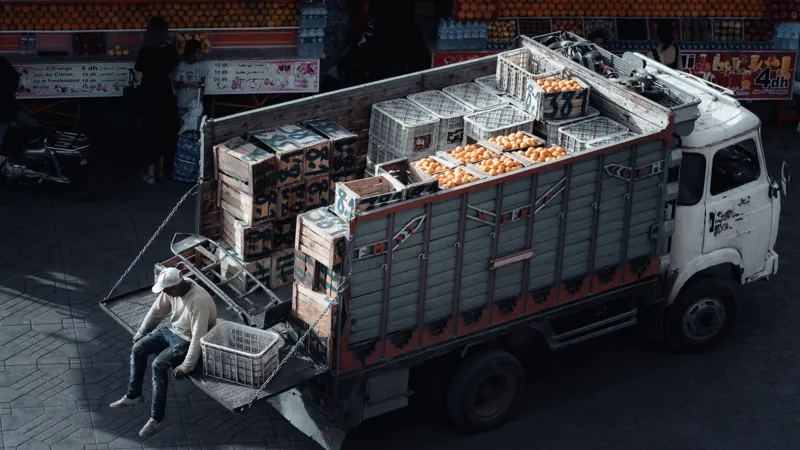 Грузовик с продуктами