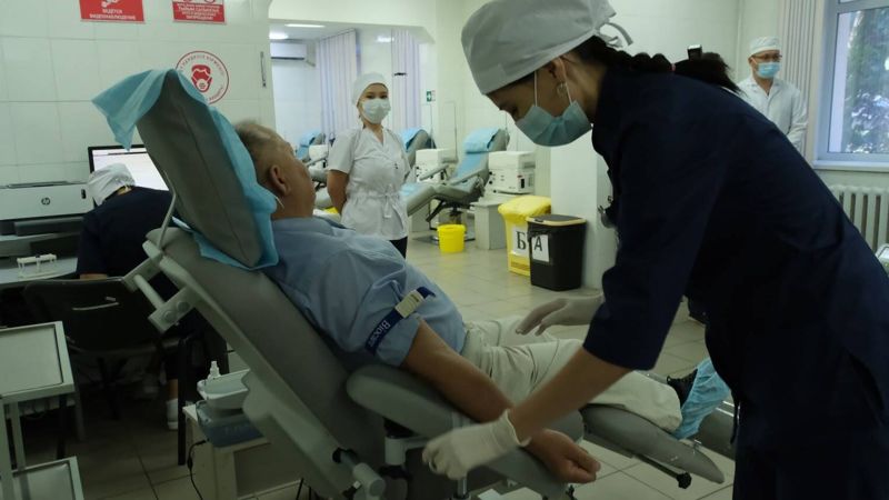 Жара бьёт по здоровью: алматинцы всё чаще вызывают скорую