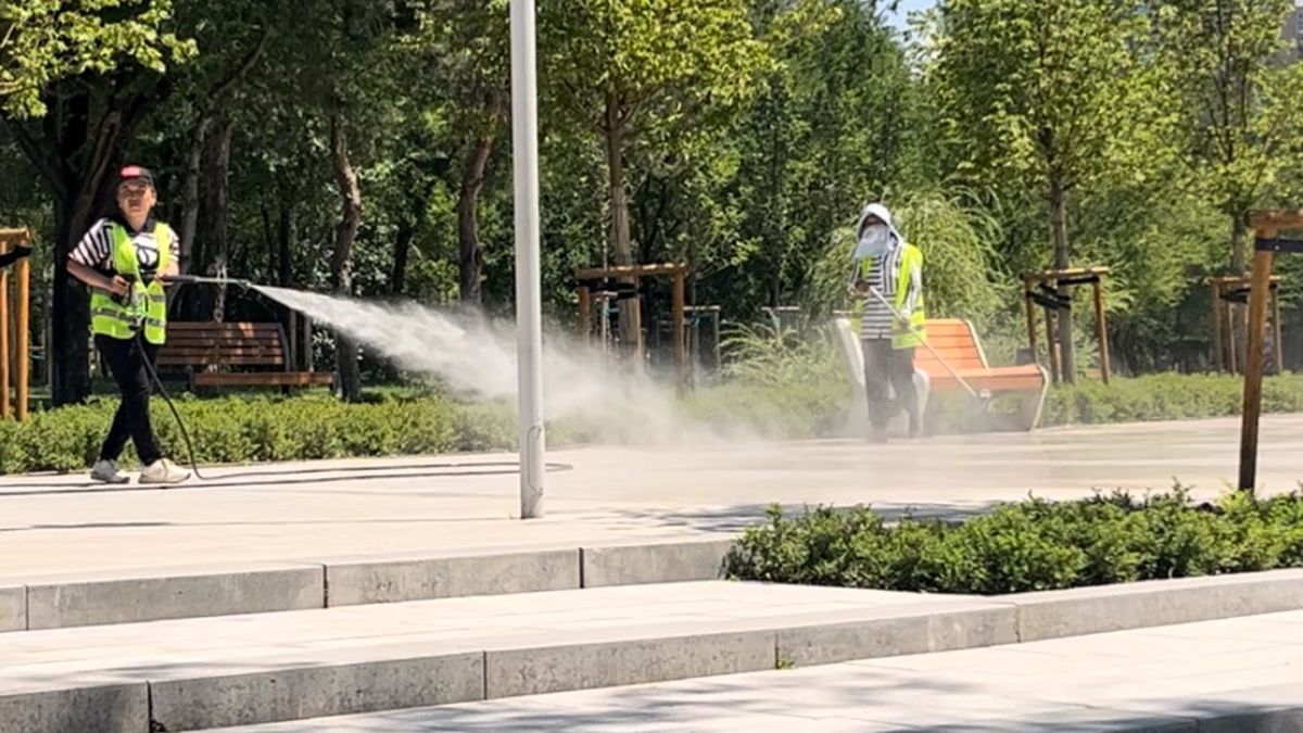 Поливают брусчатку