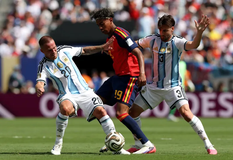 Напряжённая игра между Аргентиной и Испанией