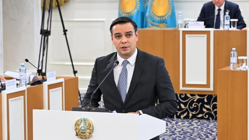 Артур Ластаев, уполномоченный по правам человека, выступает на заседании комиссии по конституционной реформе