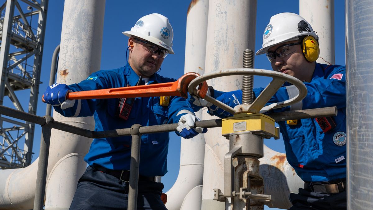 Работники нефтегазового объекта