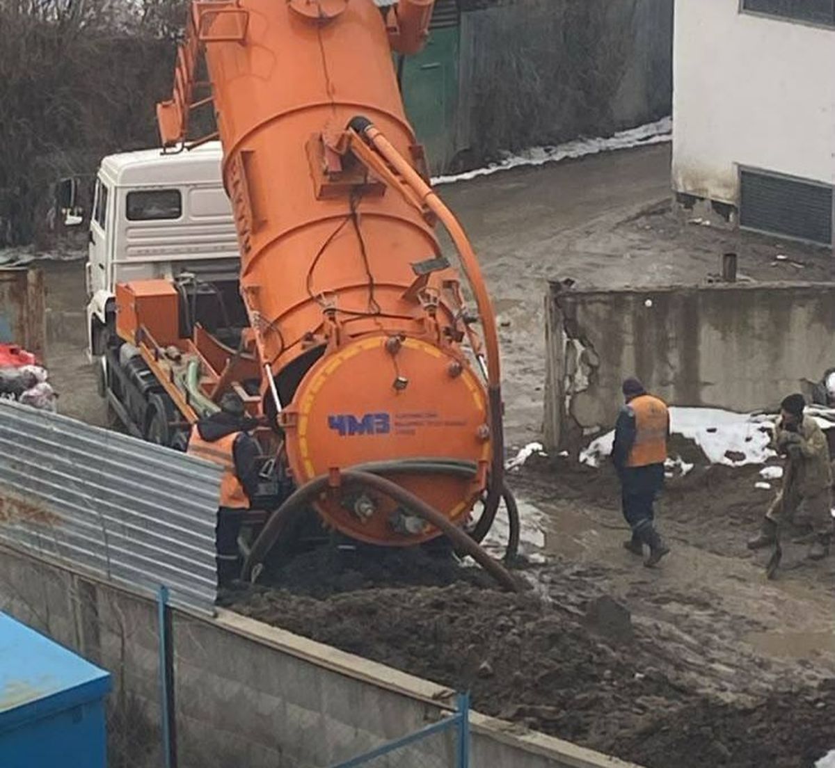 Отстойник под окнами Отстойник под окнами