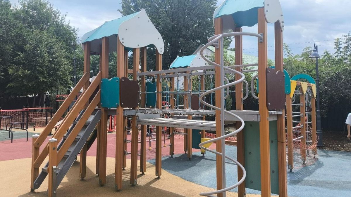 Детская площадка на аллеи по улице Серикова