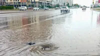 Эвакуируют автомобили: МЧС борется с последствиями ливня в Астане
