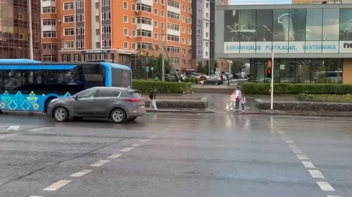 Улица в Астане после дождя