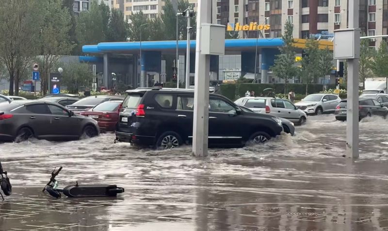 Своя Венеция: Астану затопило после дождя 