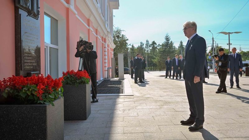 Президент Казахстана почтил память Кемеля Токаева в Омске