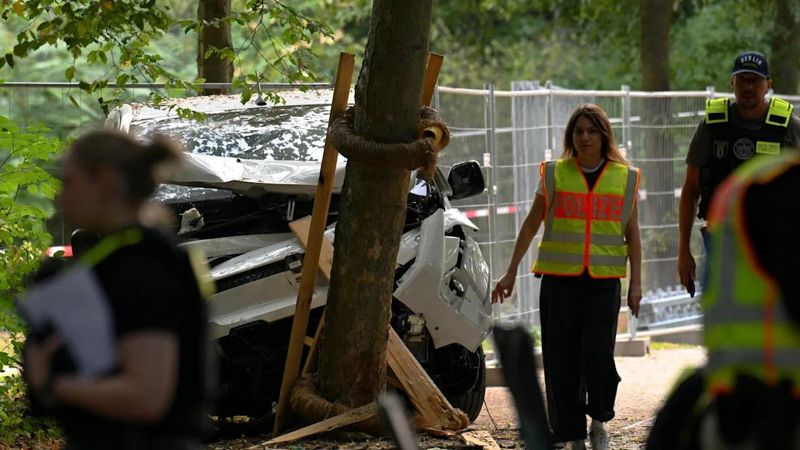 Автомобиль въехал в толпу на берлинском прайде: погибла женщина