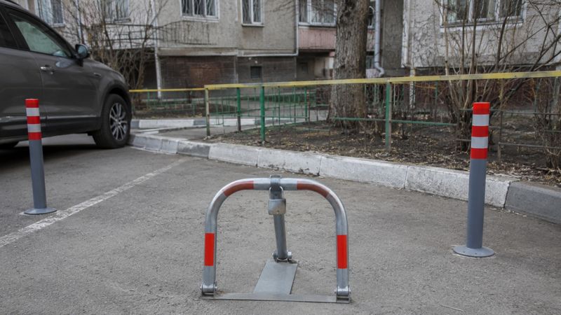 Казахстанцев начнут штрафовать за столбики и блокираторы во дворах