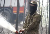 В Уральске продолжают тушить пожар в Ханской роще