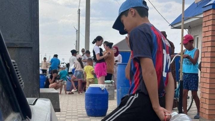 Райцентр в Западно-Казахстанской области четвёртый день остаётся без питьевой воды