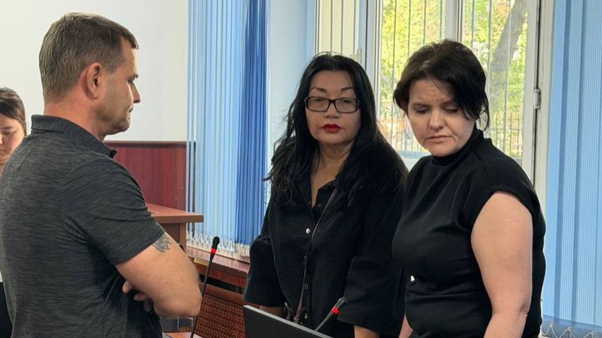 Татьяна Белова с мужем и адвокатом Сауле Кобжановой после оглашения решения коллегии