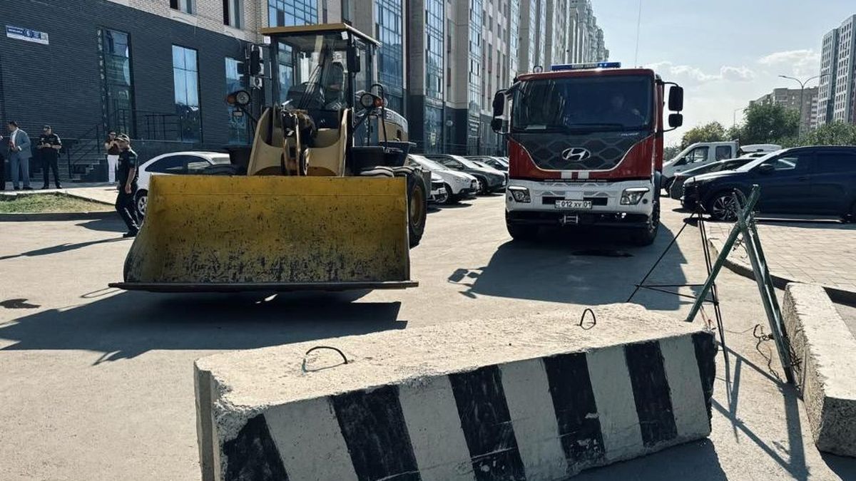 Шлагбаум перед пожарной машиной