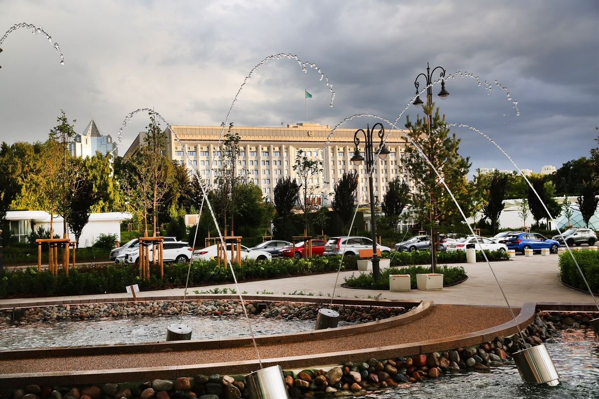Площадь перед акиматом Алматы