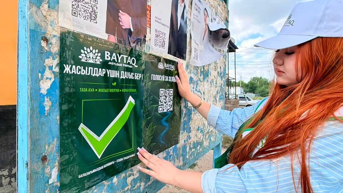Волонтёры распространяют агитационные материалы
