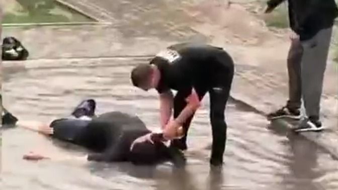 Веселье, водка и брызги на детей: два астанчанина устроили SPA в луже и получили 25 суток ареста