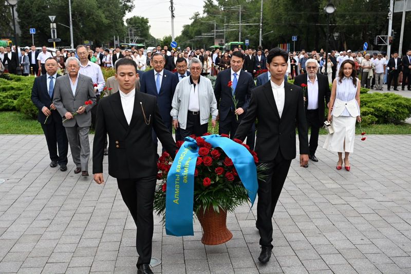 Церемония возложения цветов
