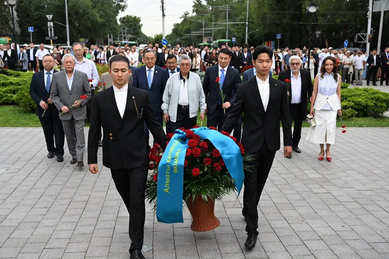 Церемония возложения цветов