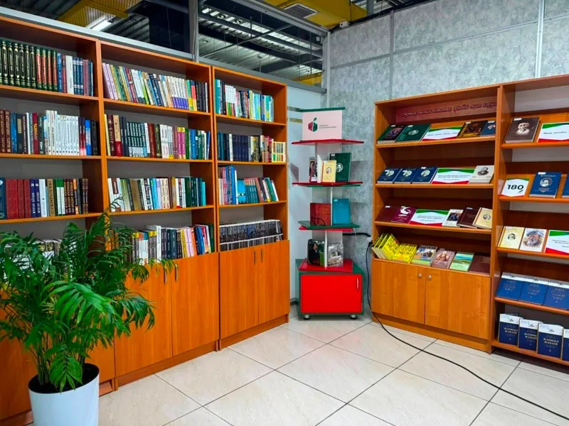 Книжные полки нового пункта книговыдачи городских библиотек в ТЦ Adem Алматы