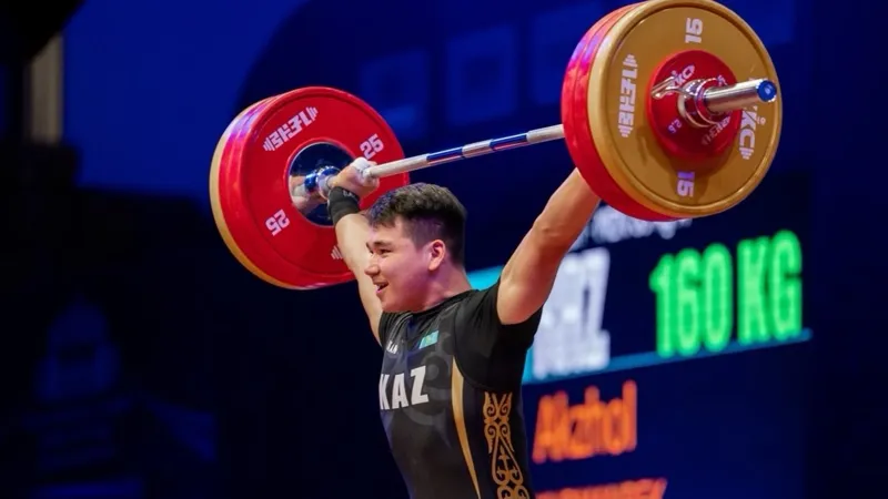Акжол Курманбек на чемпионате в Ташкенте поднимает штангу