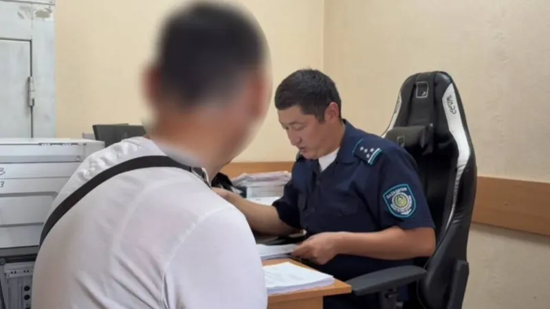 Мужчина сидит рядом с сотрудником полиции