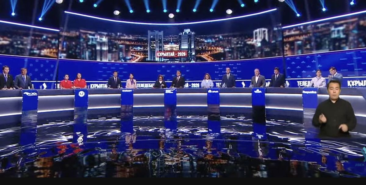 Представители партий стоят за трибунами