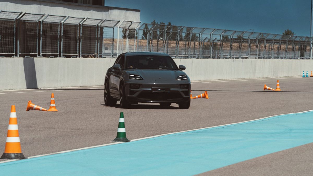 Испытание змейкой на Porsche Macan
