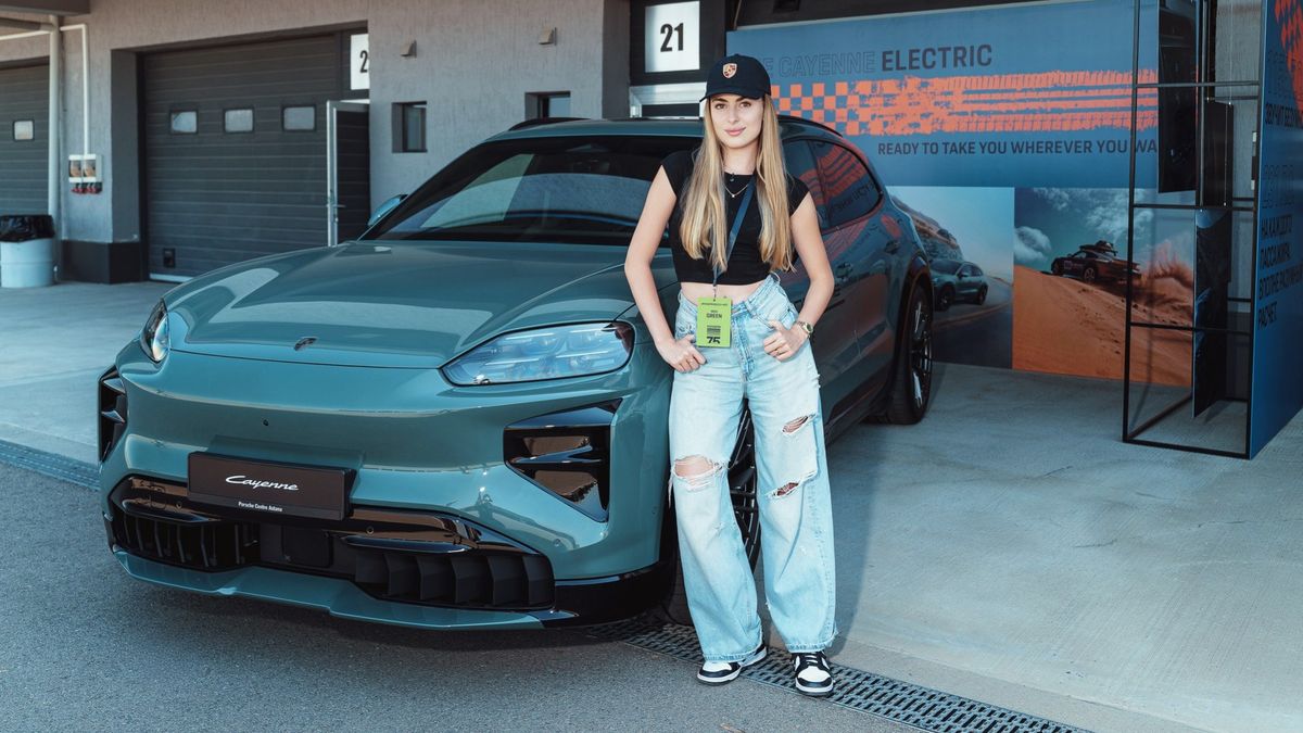 Корреспондент BES.media c Porsche Cayenne Electric