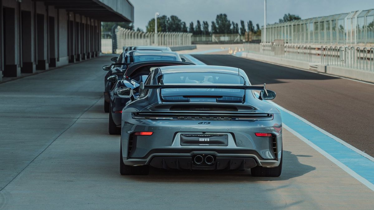 спорткары Porsche 911, Porsche 718 Spyder RS, Porsche Taycan GT